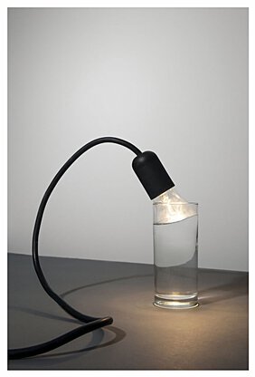 Foto von Sophia Pompéry zeigt eine brennende Glühlampe in ein Wasserglas eintauchend