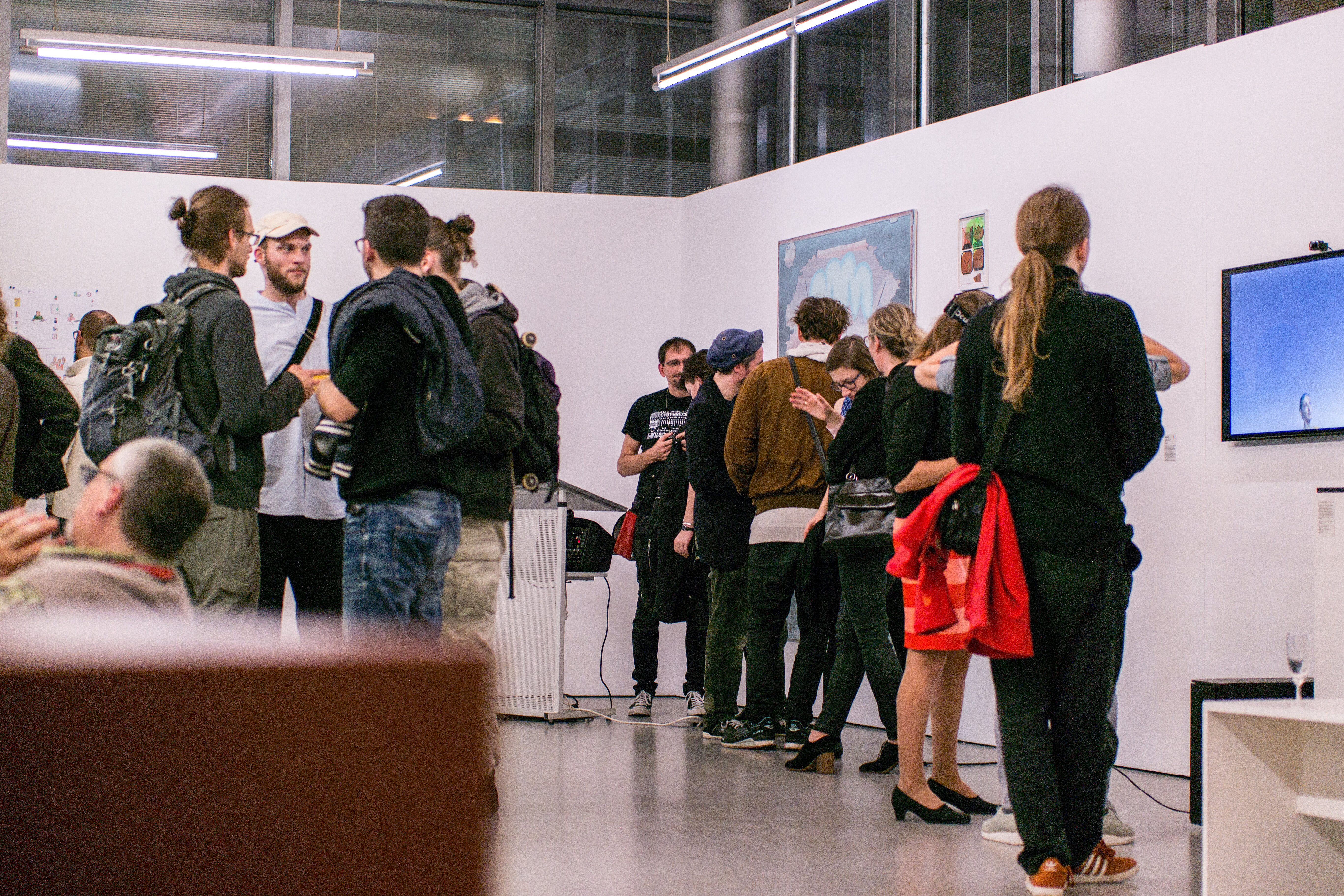 Mehrere Personen sehen sich eine Ausstellung an