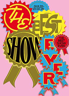 Auf verschiedenen farbigen Plaketten steht der Titel der Ausstellung: The Best Show Ever