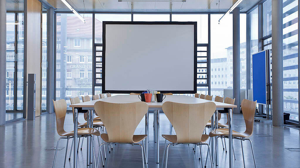 Konferenztisch und Leinwand in Deck 2
