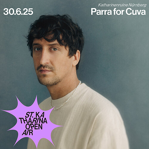 ein Mann mit weißem Shirt vor blauem Hintergrund, guckt in die Kamera + Konzerttermin 30.06.