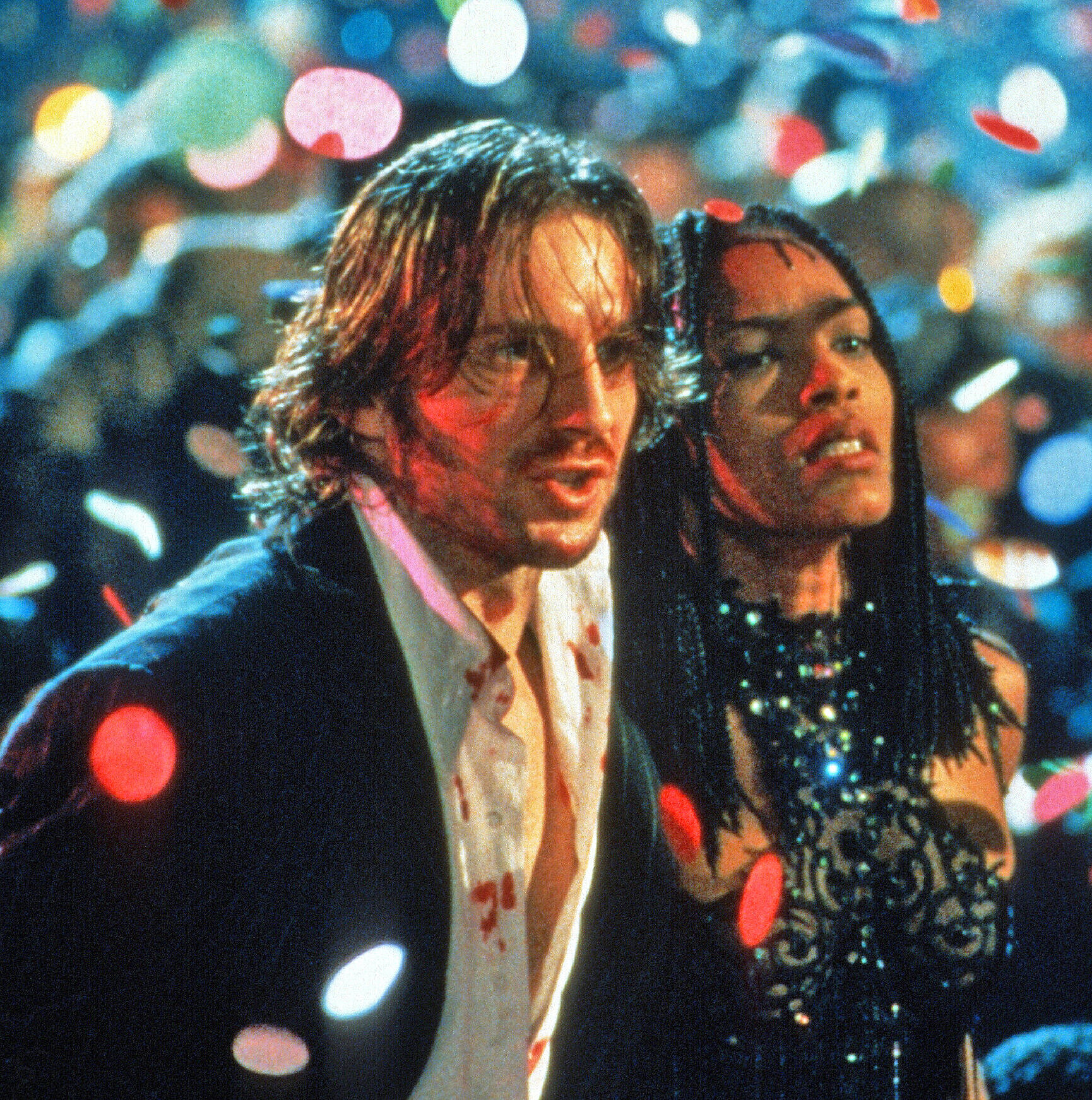 Szenenbild aus dem Film Strange Days mit Angela Bassett und Ralph Fiennes
