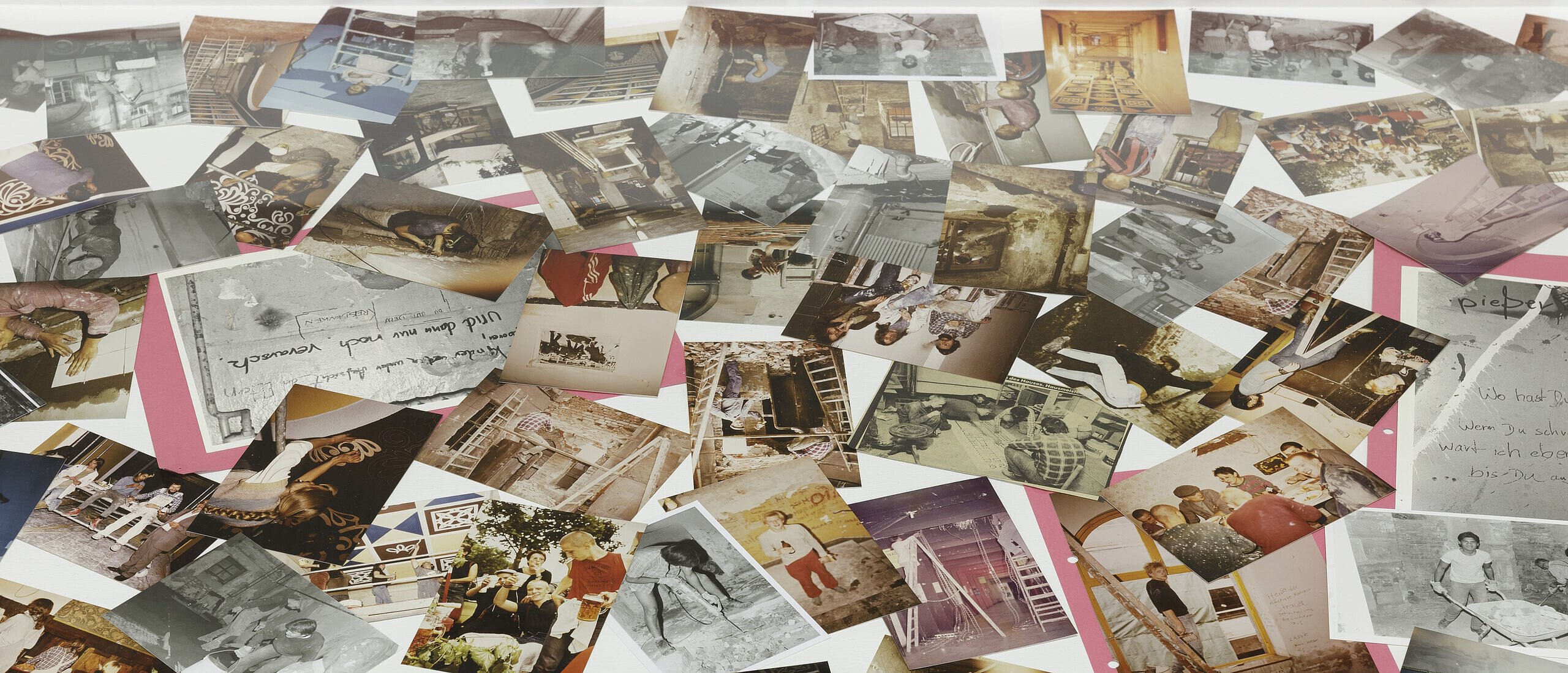 historische Bilder liegen auf dem Boden