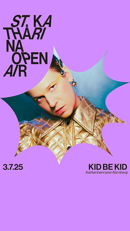 eine Frau mit glänzender Jacke, die Haare nach hinten gebunden, der Kopf ist zur Seite geneigt + Konzerttermin 03.07.