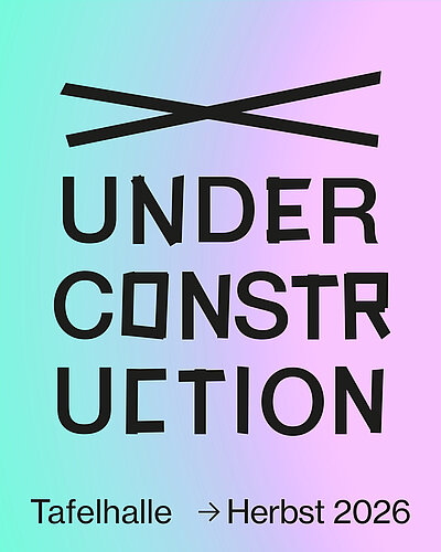 Schwarz-weiße Schrift 'UNDER CONSTRUCTION' mit zwei sich kreuzenden Linien darüber und dem Text 'Tafelhalle → Herbst 2026' auf pastellfarbenem Verlaufshintergrund