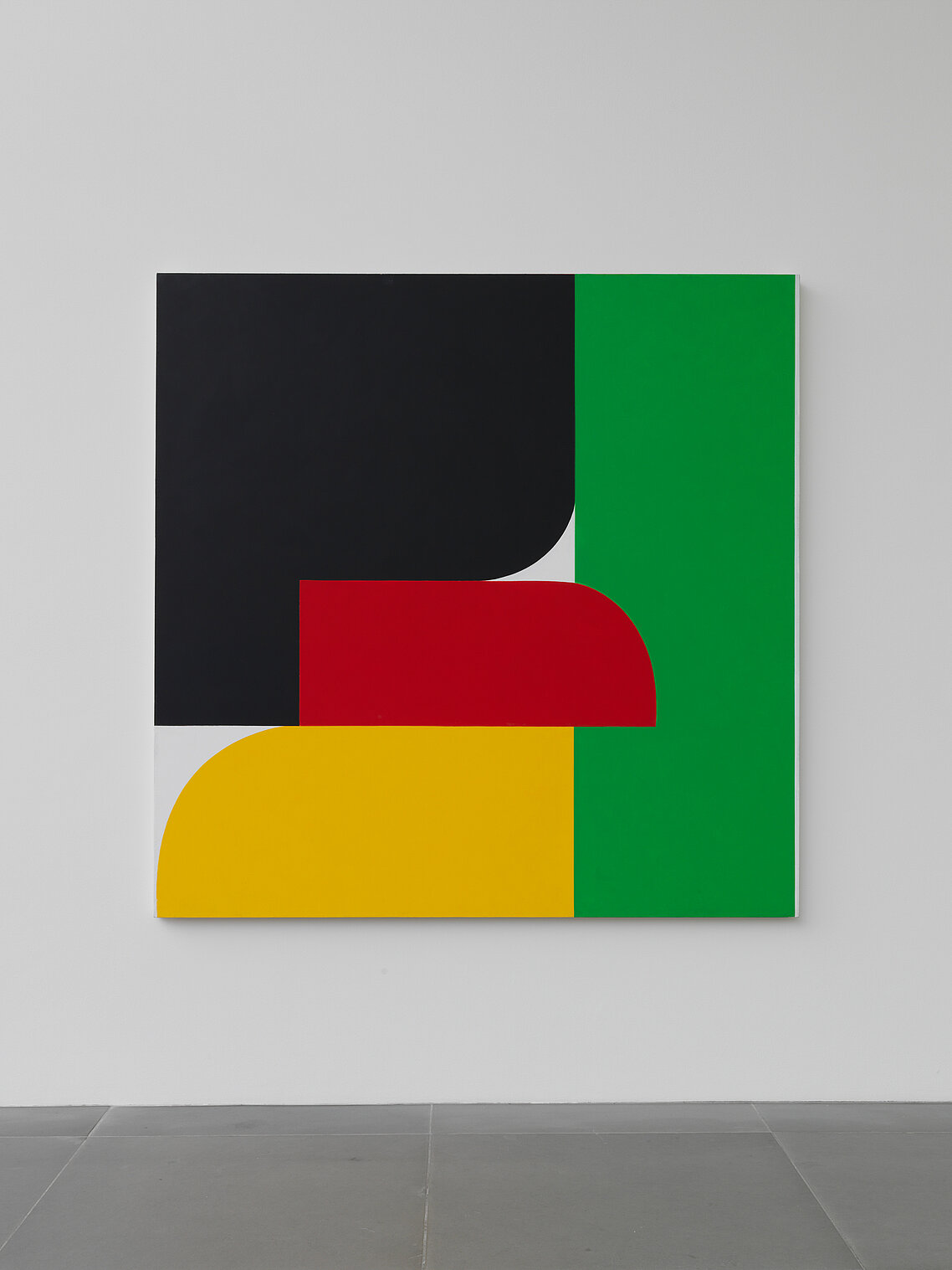 Abstraktes Gemälde mit geometrischen Formen in Schwarz, Rot, Gelb und Grün hängt an einer weißen Wand.