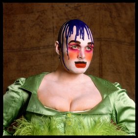 Der Künstler Leigh Bowery als Frau verkleidet und überschminkt