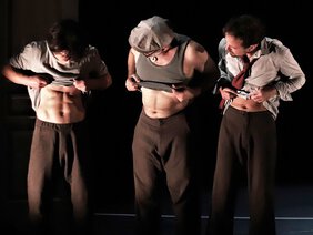 Drei Männer zeigen sich ihre nackten Bäuche