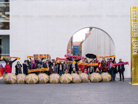 Foto während einer Veranstaltung der Vielen an der Straße der Menschenrechte in Nürnberg: "Kunst bleibt frei"
