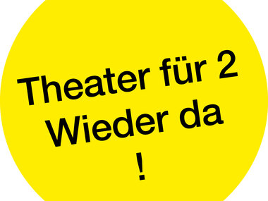 Gelber Aufkleber mit schwarzer Schrift: Theater für zwei wieder da!