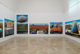 Gemälde, die stilisierte Autos von Andreas Schulze zeigen, die dicht gehängt einen Stau erzeugen