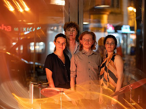 Vier junge Musiker:innen mit ihren Instrumenten