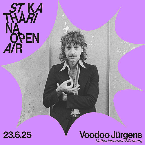 Neben dem Logo des st. katharina open air ist ein Fleck auf dem ansonsten komplett lila Hintergrund. Durch den Fleck ist ein schwarz-weiß Bild eines Mannes zu sehen, der in die Kamera blickt und mit einem Daumen und Zeigefinger vor seiner Brust einen Kreis bildet. 