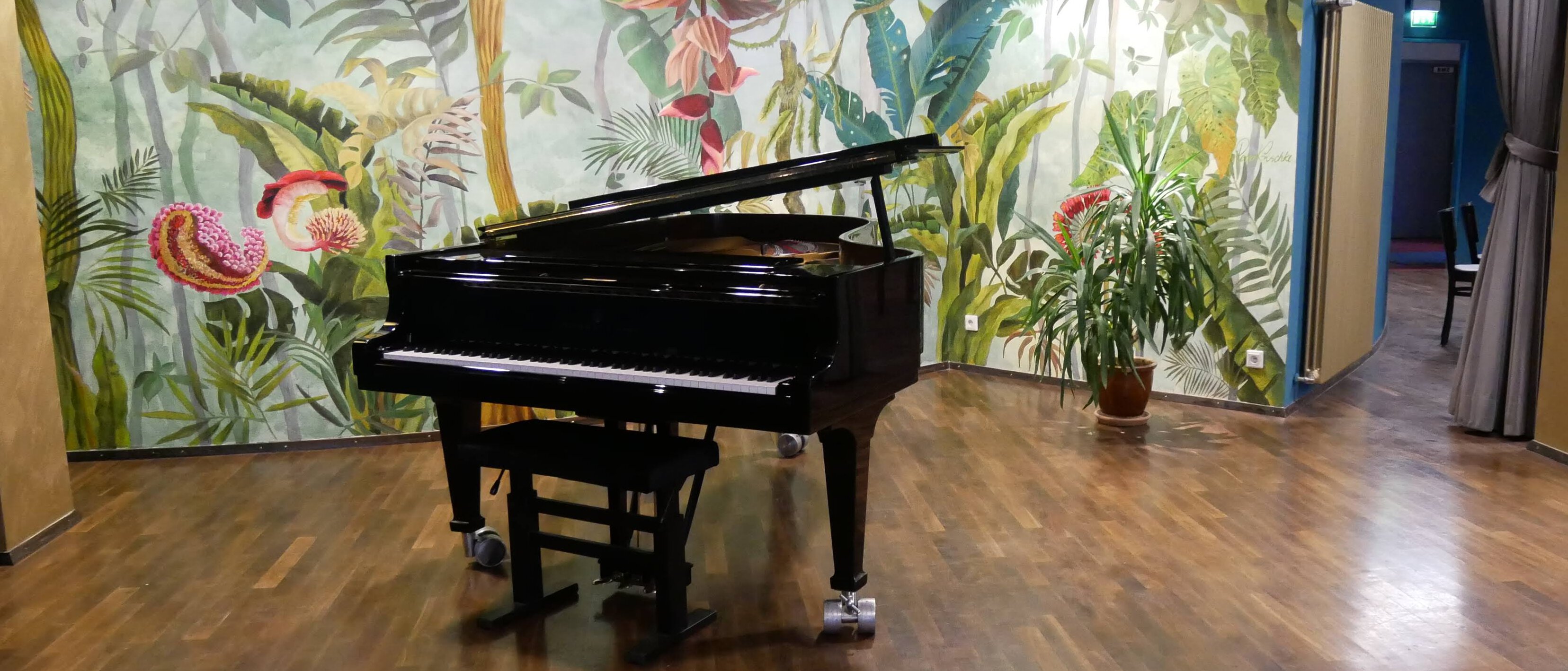 Ein leeres Piano im Foyer der Tafelhalle.