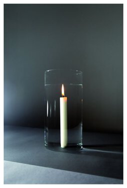 Foto von Sophia Pompéry zeigt eine scheinbar brennende Kerze in einem Wasserglas