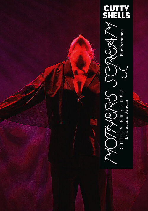 Eine Person breitet die Arme aus und hat den Kopf in den Nacken gelegt um nach oben zu schauen. Sie wird von roten Licht angestrahlt.