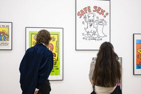Verschiedene Plakate zum Thema AIDS und queer von Keith Haring in der Ausstellung Who's Afraid Of Stardust?