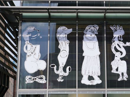 Männchenknick Figuren an der Fassade des Künstlerhauses.