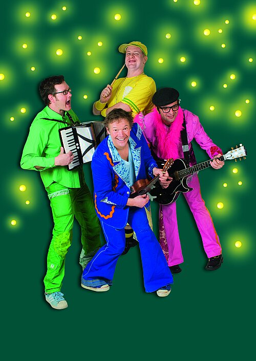 vier Männer mit bunten Anzügen und Instrumenten