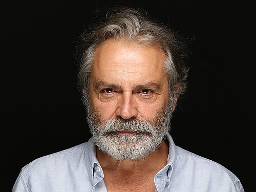 Portraitfoto des Schauspielers Haluk Bilginer