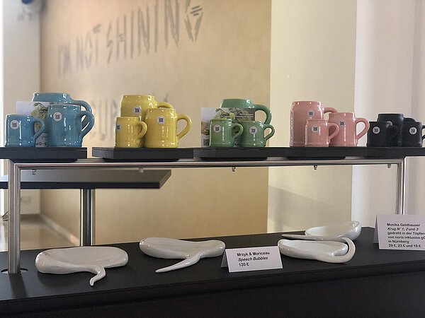 Bierkrüge in verschiedenen Größen und Farben von Mo Geldhauser