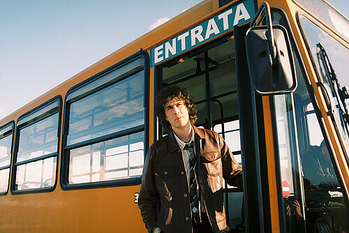 Ein junger Mann steigt aus einem Bus aus
