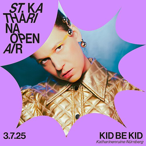 eine Frau mit glänzender Jacke, die Haare nach hinten gebunden, der Kopf ist zur Seite geneigt + Konzerttermin 03.07.