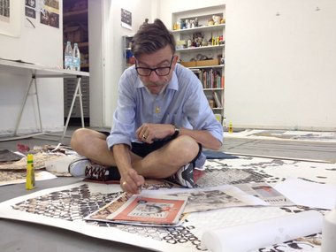 Der Künstler Marcel Odenbach in seinem Atelier