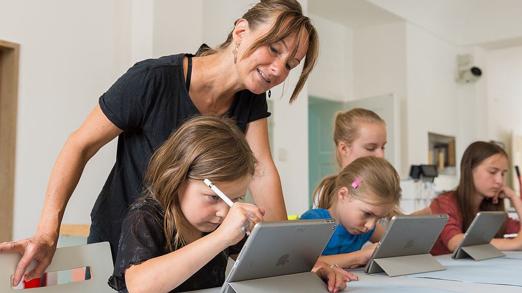 Das Foto zeigt Kinder während eines museumspädagogischen Angebots zum Zeichnen mit Tablets.