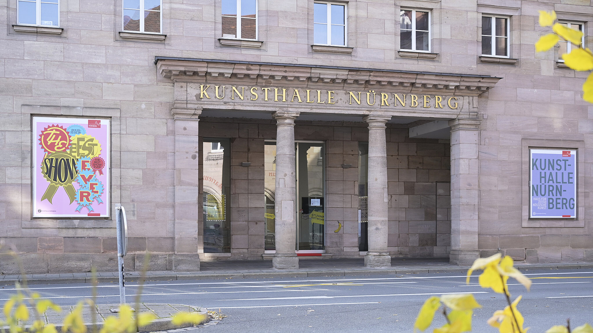 Fassade der Kunsthalle mit Ausstellungsplakat (Entwurf Yukiko, Berlin)