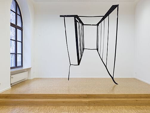 Abstrakte Wandinstallation, die den Raum um einen Gang zu erweitern scheint