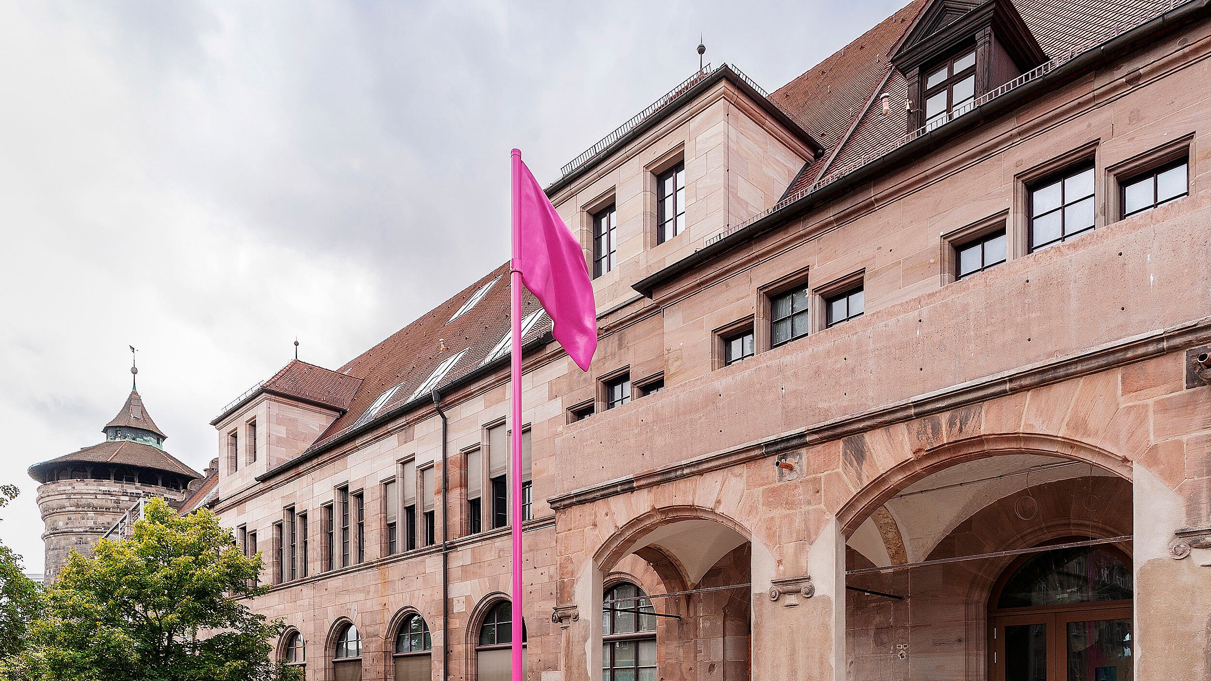 Außenansicht des Künstlerhauses mit pinker Flagge