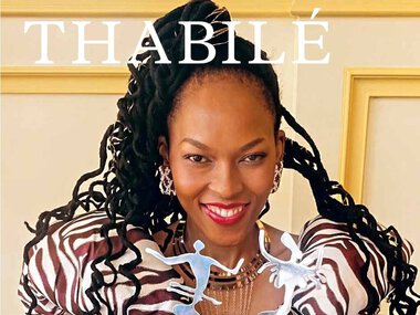 Künstlerin Thabile lächelnd mit Award in den Händen