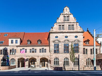 Der Haupteingang des Künstlerhauses mit der historischen Fassade