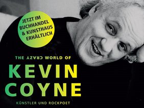 Buchcover The Crazy World of Kevin Coyne mit Button jetzt im Kunsthaus und im Buchhandel erhältlich