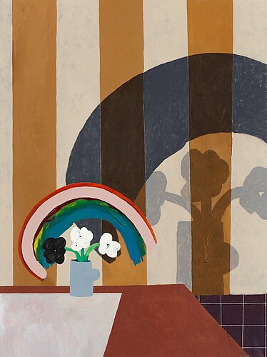 Eine Vase mit Blumen und Regenbogen vor beige-braun gestreiftem Hintergrund. Die Blumenvase und der Regenbogen werfen große Schatten an die Wand