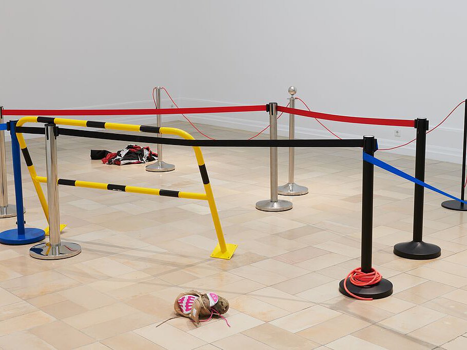 Blick in die Ausstellung Something Between Us auf die Installation von Andrea Winkler