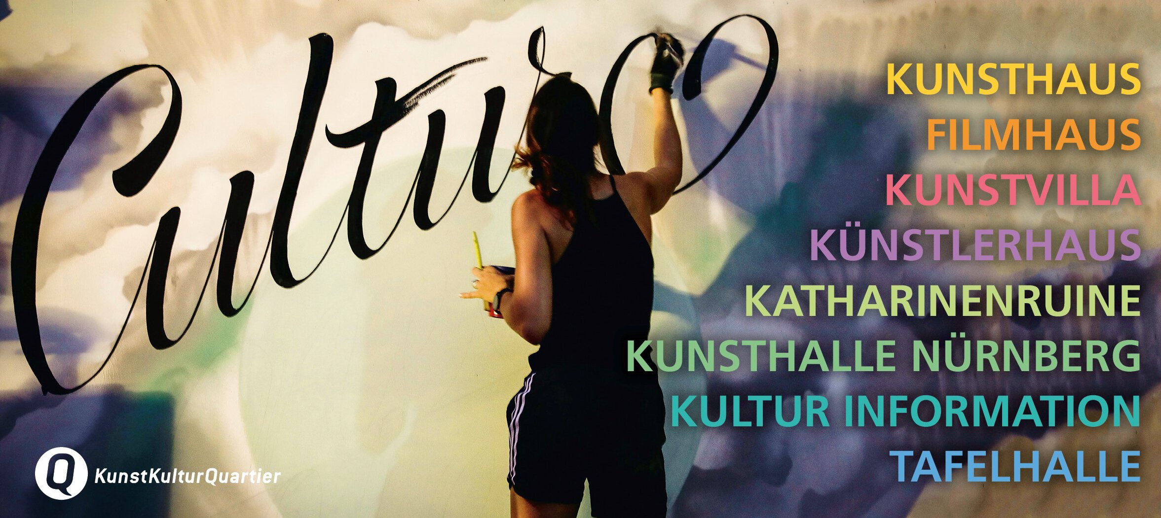 Künstlerin Hannah Rabenstein zeichnet das Wort "Kultur" an eine Wand. Daneben sind alle Einrichtungen des KunstKulturQuartiers gelistet: Kunsthaus, Filmhaus, Kunstvilla, Künstlerhaus, Katharinenruine, Kunsthalle Nürnberg, Kultur Information, Tafelhalle. 