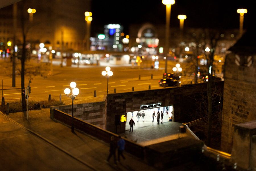 Blick auf die Königstorpassage zum Nürnberger Hauptbahnhof bei Nacht