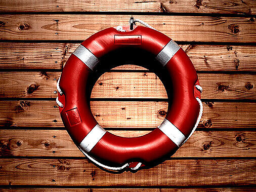 Rettungsring, befestigt an einer mit Holzlatten verkleideten Wand