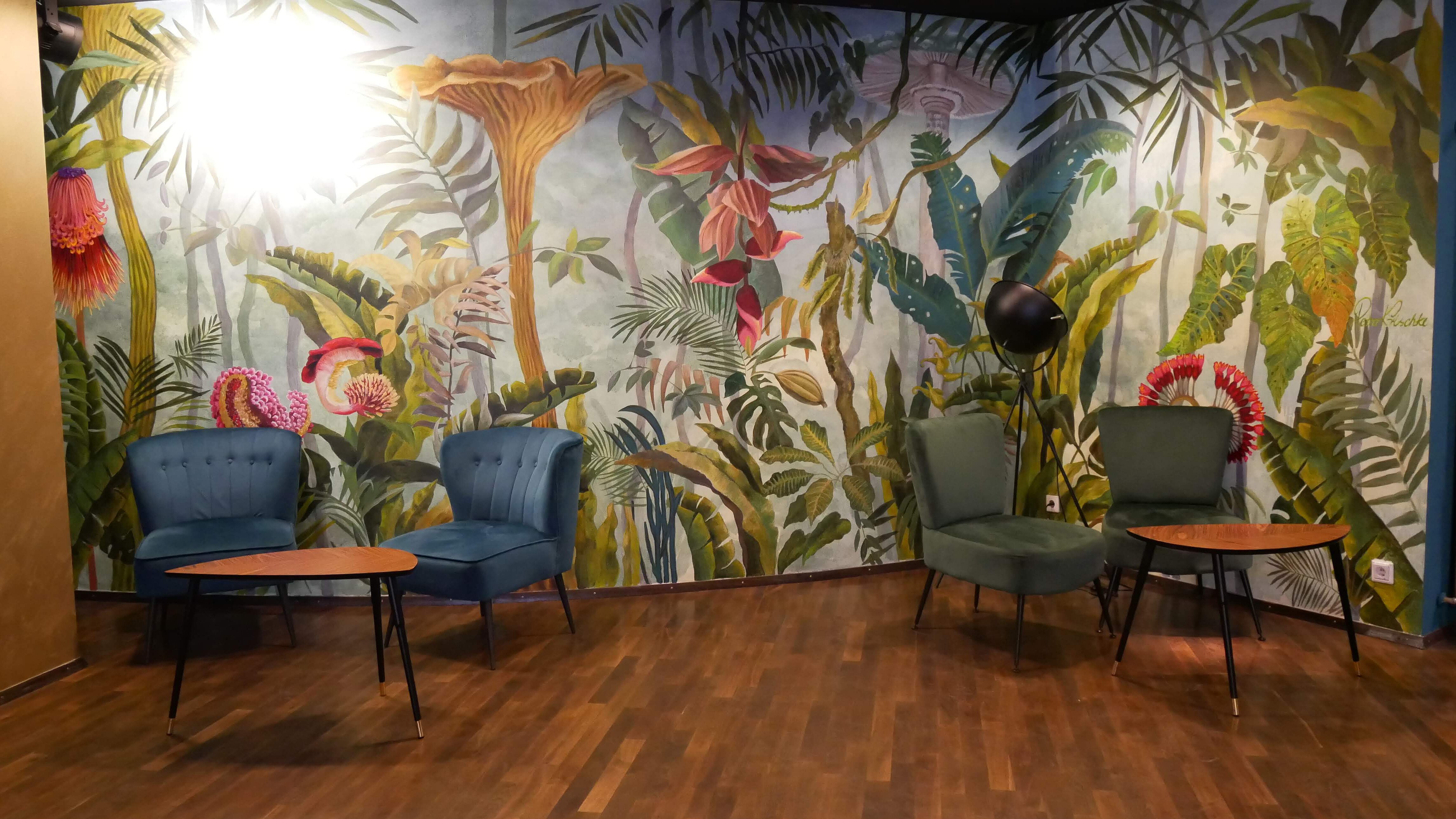 Foto: Bjarne Rauer Foyer Tafelhalle mit Stühlen vor einer bunten Tapete