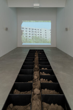 Installation mit Erde aus der Plattenbausiedlung, in der Sung Tieu als Kind lebte. Ausstellungsansicht Kunst Museum Winterthur