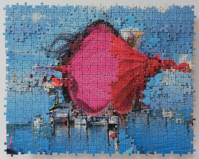 Hafenszene mit Segelbooten, überlagert von einer großflächigen pink-roten Farbform im Zentrum, zusammengesetzt aus Puzzleteilen.