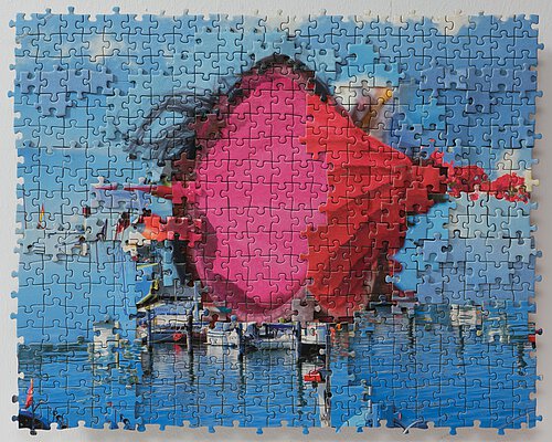 Hafenszene mit Segelbooten, überlagert von einer großflächigen pink-roten Farbform im Zentrum, zusammengesetzt aus Puzzleteilen.