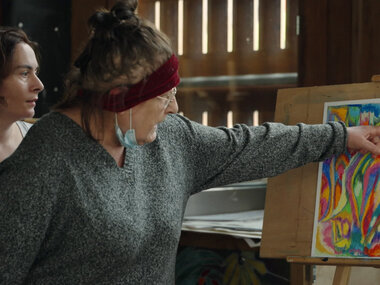 Szenenbild aus dem Film Auf der Adamant - eine Frau zeigt einer anderen etwas auf einem Gemälde