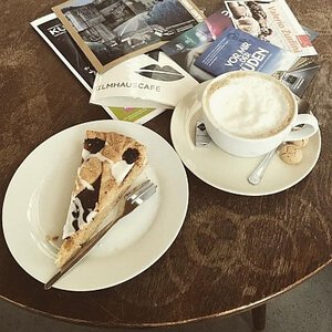 Cafe_und_Kuchen_im_Filmhaus