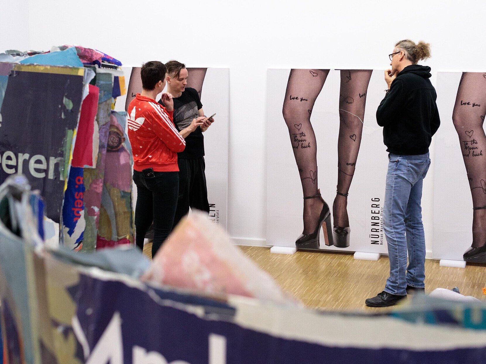 Kunsthausteam beim Aufbau der Ausstellung