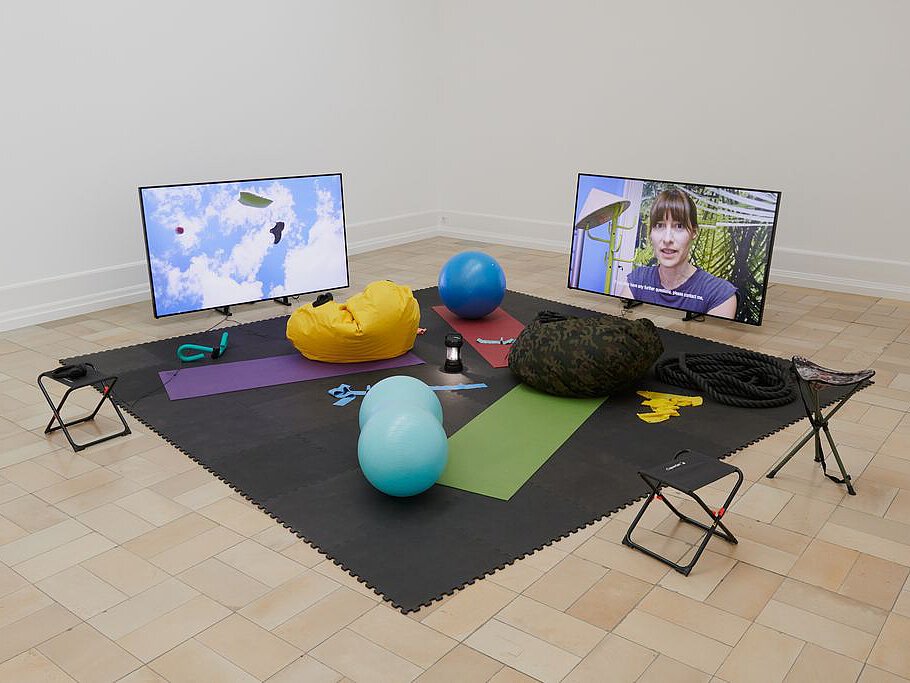 Blick in die Ausstellung Something Between Us auf die Installation von Stefan Panhans