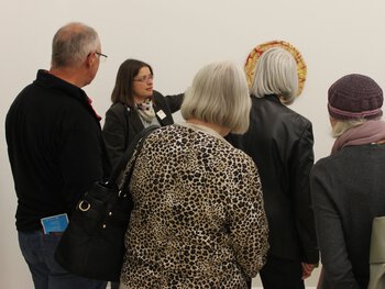 Das Foto zeigt Besucherinnen und Besucher anlässlich einer Veranstaltung für Senioren