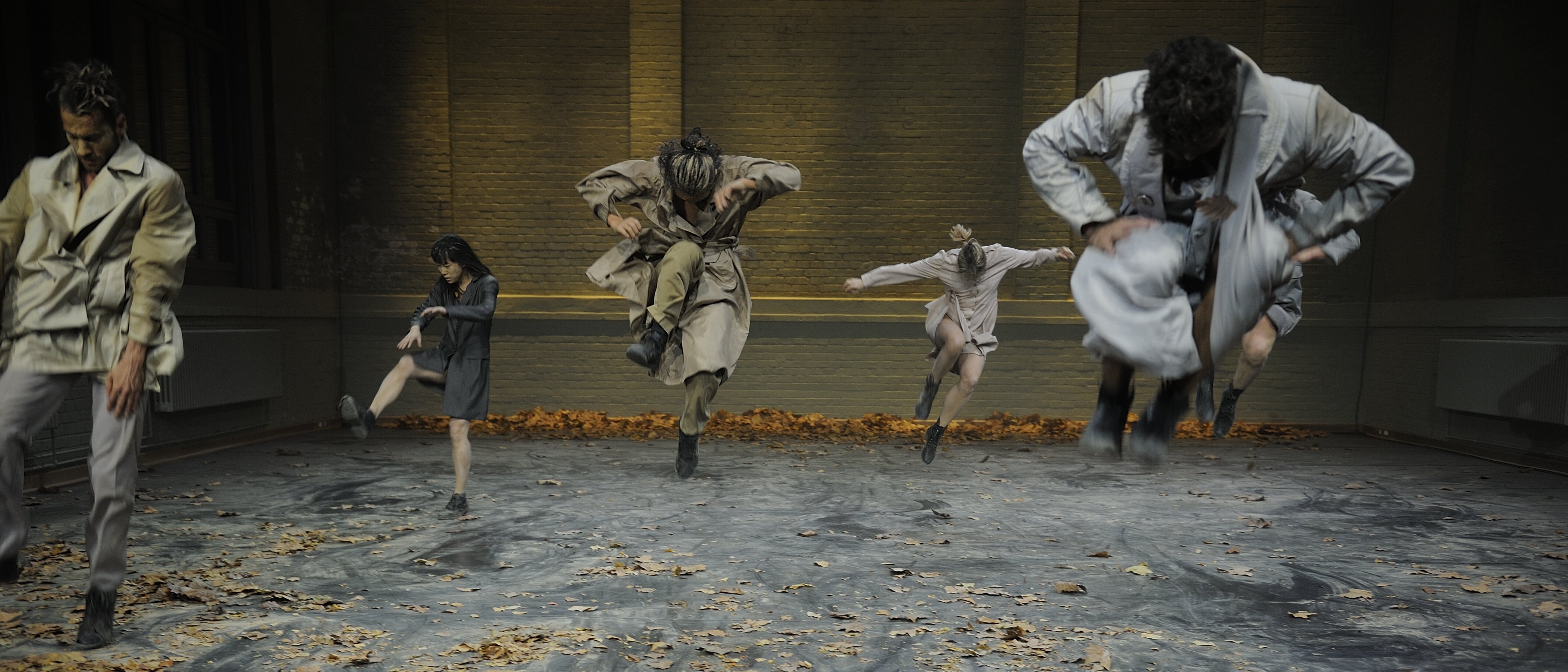 Szene aus einem Tanztheaterstück. Fotografiert wurden sechs Personen im Sprung